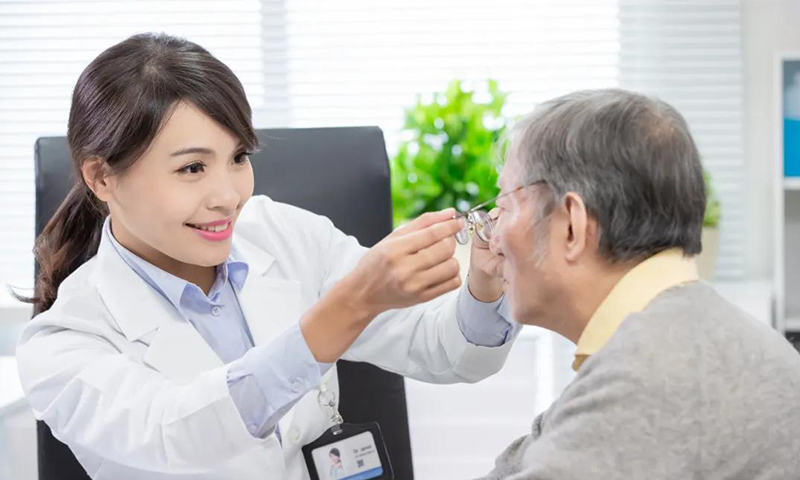 剛進(jìn)入40歲，你能接受戴老花鏡嗎？