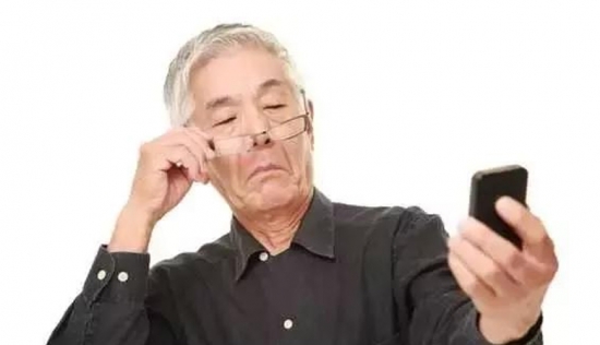 老花眼用手機發(fā)信息成了奢侈，六十歲的困惑看他怎么解決