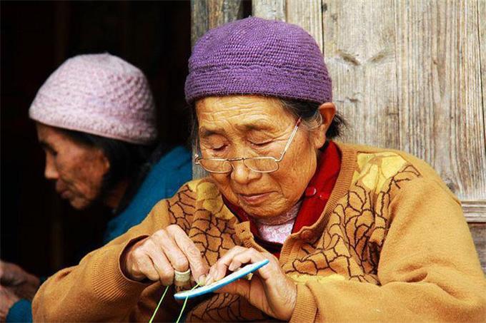 佩戴老花眼鏡，記住這四點(diǎn)，避免對眼睛造成傷害